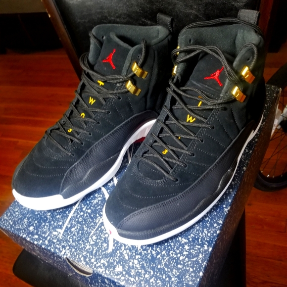 Jordan 12, size 10 reverse taxi - Picture 2 of 4